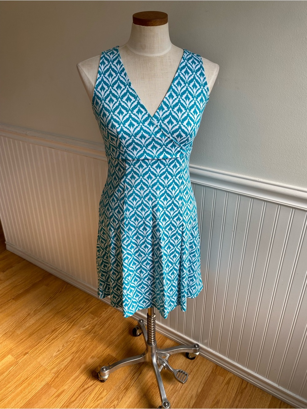 New York & Company Teal and White Geometric V-Neck Dress